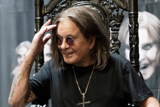 O cantor Ozzy Osbourne, um dos vocalistas do Black Sabbath, aos 76 anos