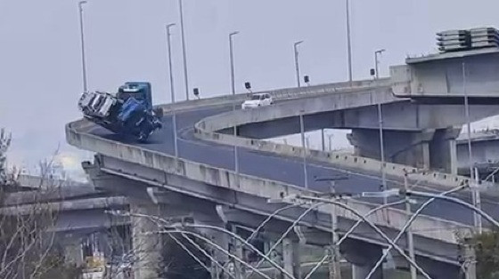 Um dos veículos transportados se desprendeu e caiu sobre a Rua Voluntários da Pátria, no bairro Farrapos
