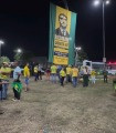 Aliados de Bolsonaro fazem adesivaço 