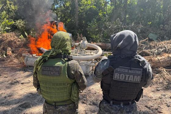 Durante as buscas, os policiais militares apreenderam equipamentos típicos utilizados na extração mineral, tais como motobombas, equipamento de dragagem e combustível. 