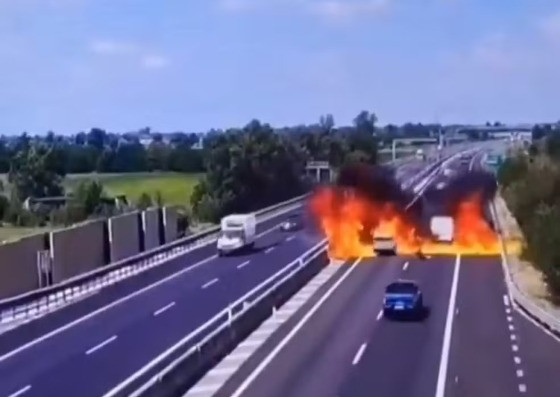 Carros não conseguiram frear e passaram pelas chamas após queda de avião em estrada na Itália