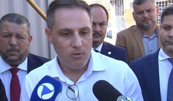 Pai contou que o bebê foi colocado de cabeça para baixo depois de mamar, debaixo da torneira.