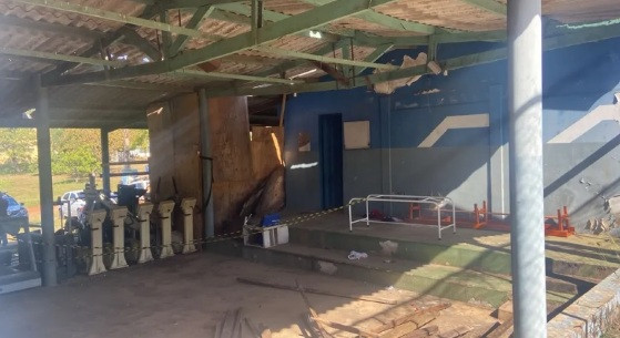 Seguranças do campus que acionaram a Polícia Militar por volta das 07h.
