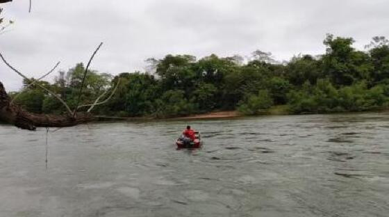 A vítima desapareceu após saltar de uma passarela sobre o rio, submergir e não retornar à superfície