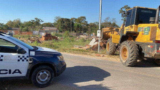A operação contou com apoio da Secretaria Municipal de Obras, responsável pelo fornecimento dos maquinários utilizados nas demolições.