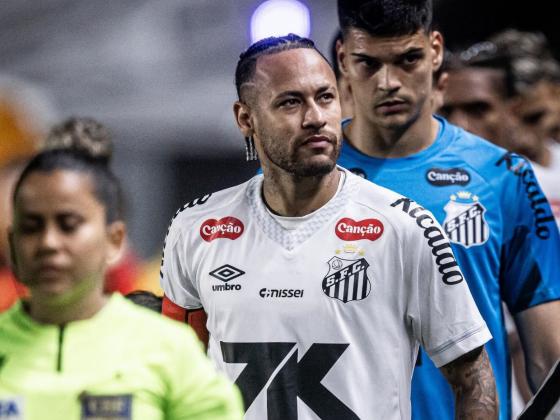 O camisa 10, que é casado com Bruna Biancardi, foi provocado com máscaras da ex-namorada, Bruna Marquezine.