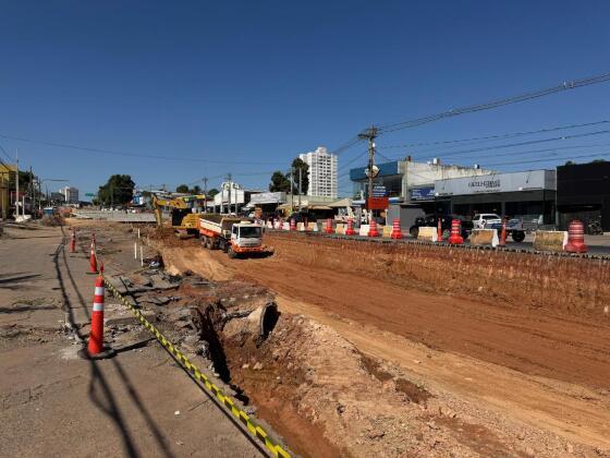 Em razão das obras, há bloqueios temporários com rotas alternativas sinalizadas.