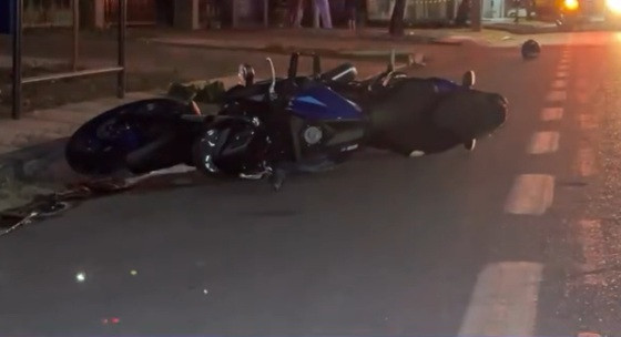 O impacto da batida fez com que o veículo deixasse marcas pela pista em uma distância de quase 100 metros.
