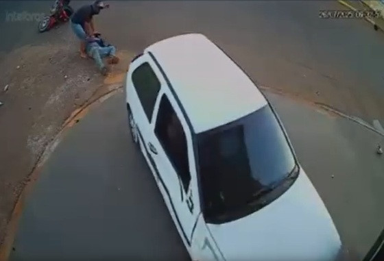 Motorista deu ré e passou por cima da perna da vítima que tinha acabado de ser atropelada por ele.