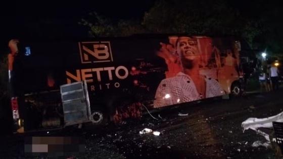 Três pessoas morrem após batida entre ônibus que levava banda do cantor Netto Brito e carro na Bahia