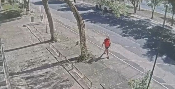 Nas imagens, a vítima aparece caminhando pelas dependências do campus