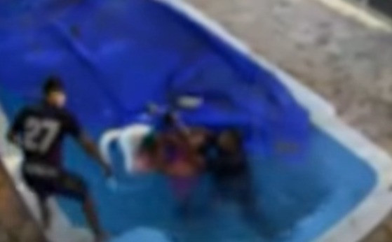 O pai lavava a área externa da piscina quando a bebê, que estava em um andador, se aproximou e caiu na água