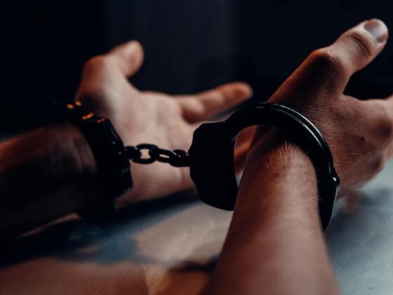 Criminoso foi preso e será alvo de investigação.