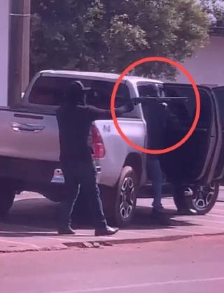 Duas pessoas foram feitas reféns e liberadas em uma estrada.