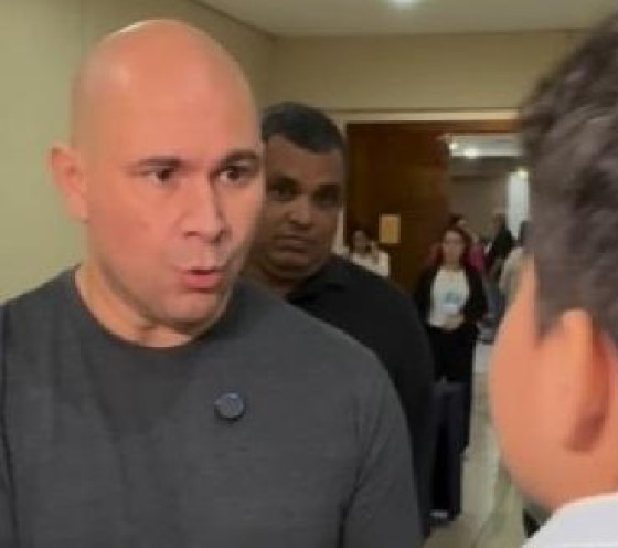 A discussão ocorreu logo após o prefeito interromper uma fala da professora Maria Inês, da Universidade Federal de Mato Grosso (UFMT), que utilizou o pronome neutro “todes” durante uma palestra na Conferência Municipal de Saúde