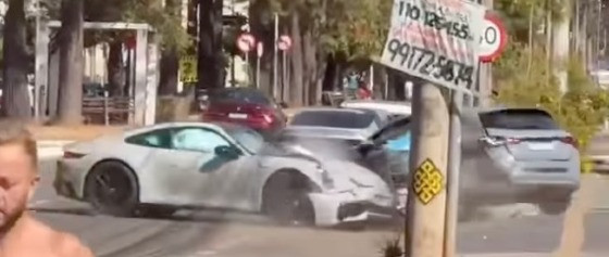 Porsche perdeu o controle e bateu em carro parado