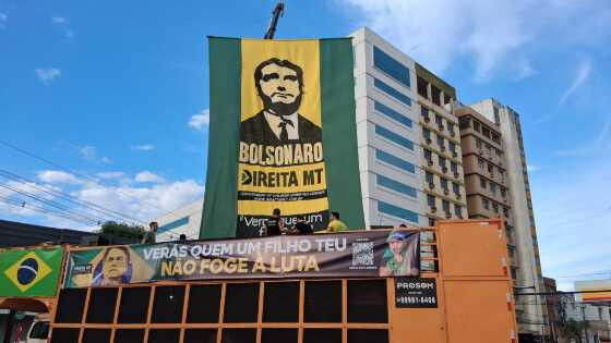 O ato aconteceu neste domingo (3), na Praça 8 de Abril, em Cuiabá.