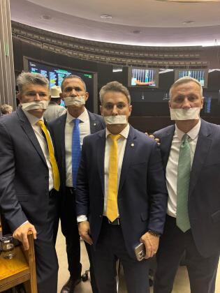 Os deputados federais Coronel Assis (União-MT) e o deputado José Medeiros (PL-MT) foram os únicos deputados de Mato Grosso a participar de um ato em manifestação contra a decretação de prisão domiciliar imposta ao ex-pr