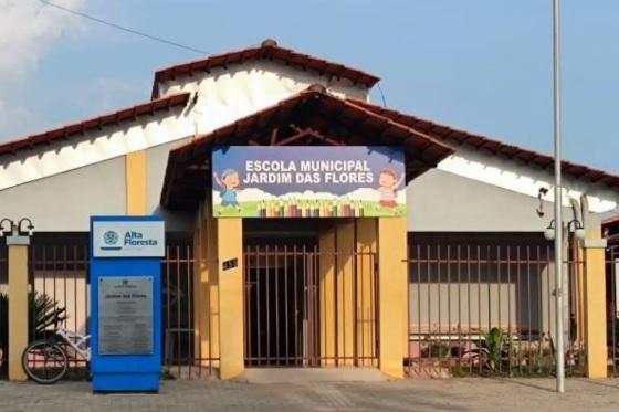 A Prefeitura afastou o professor da Escola Municipal Jardim das Flores.