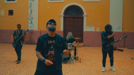 Inspirado por um cotidiano marcado pelo calor escaldante, pela poeira, pelas desigualdades sociais e pelo contraste entre a beleza natural e a decadência urbana, o videoclipe é um convite à reflexão.