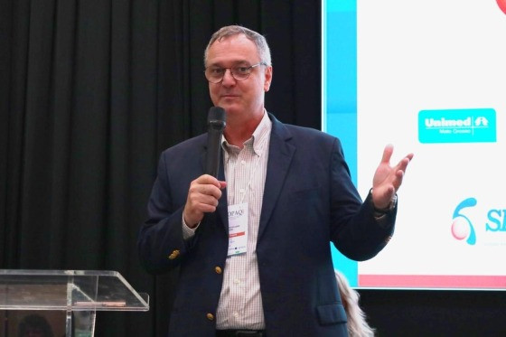 Dr. José Milton Pelloso Jr. é médico ortopedista, especialista em Cirurgia do Quadril, membro da SBOT-MT e da Sociedade Brasileira do Quadril, onde faz parte da diretoria