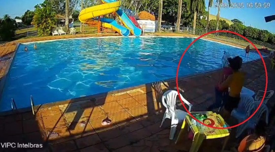 A mulher ficou ferida e foi encaminhada ao hospital