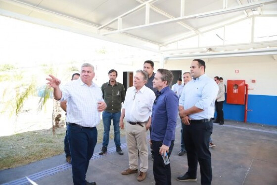 Conselheiro Antonio Joaquim e presidente Sérgio Ricardo em visita a obra junto ao prefeito Adilson Gonçalves. 