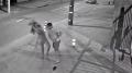 Homem espanca mulher no meio da rua 