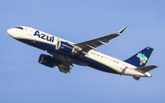 Avião da azul passa baixo e chama atenção