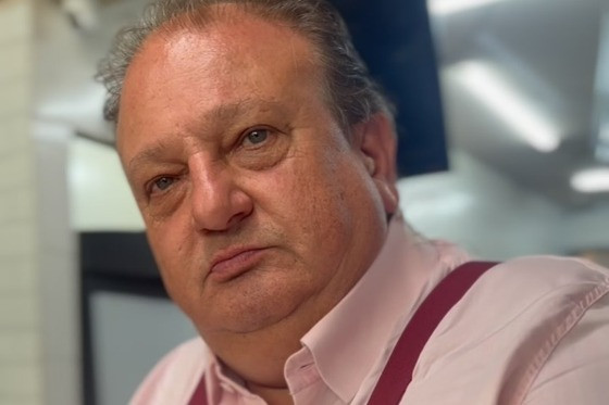 Enquanto Henrique Fogaça e Helena Rizzo comeram o doce e fizeram avaliações positivas, mesmo achando carregado no açúcar, Erick Jacquin fez cara feia e xingou bastante.