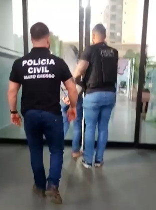 As investigações revelam que ela cometia os abusos contra crianças a mando do ex-parlamentar. 
