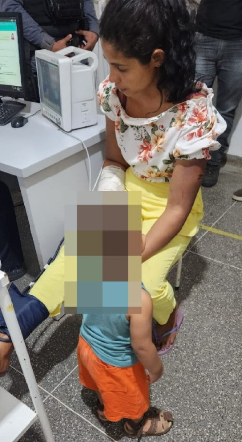 Ariane da Silva Cerqueira e o bebê G.C.L