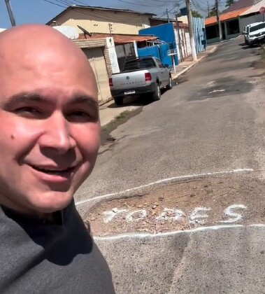 A medida tomada pelo prefeito é em resposta às pessoas que disseram que ele só se preocupava com o pronome neutro e não com os problemas da cidade.