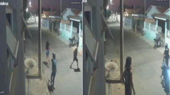 A vítima estava na companhia de dois amigos quando foi surpreendida por dois criminosos em uma motocicleta preta.