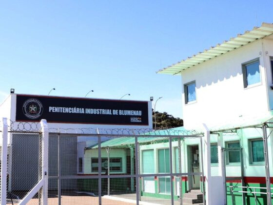 Caso envolveu uma advogada e um detendo da Penitenciária Industrial de Blumenau.