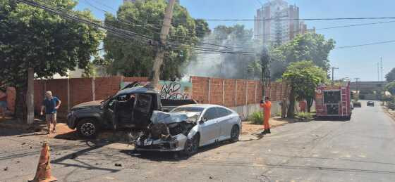 Segundo o Corpo de Bombeiros, o impacto da colisão foi tanto que provocou a queda de um poste de energia, que resultou em um incêndio nas proximidades do ocorrido.
