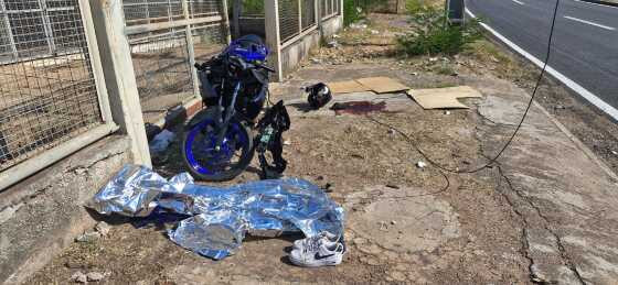 O rapaz perdeu o controle da moto que pilotava e bateu violentamente contra a quina de um portão.