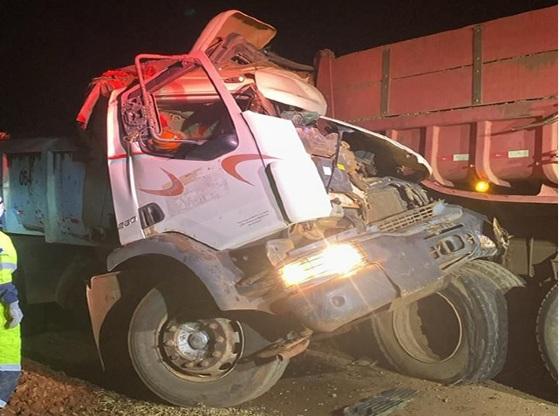 Batida entre caminhões deixa um morto.