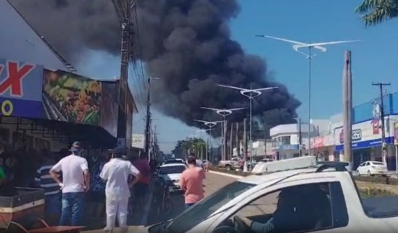 Fogo atinge supermercado em Nova Monte Verde, nesta terça-feira (19).