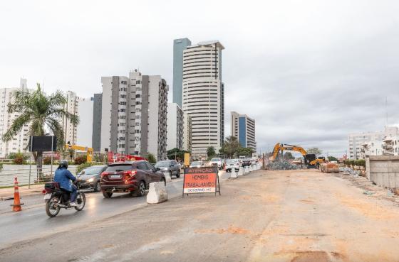 Brunini citou como exemplo a obra na Avenida Miguel Sutil, onde esses blocos já teriam provocado acidentes. 
