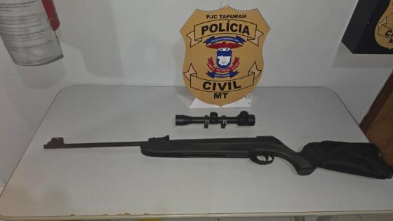 Foram apreendidos 100 pinos de entorpecentes, uma arma de fogo longa, calibre 22 e uma luneta.