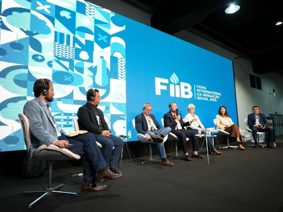 O encontro reuniu representantes de comitês de bacias hidrográficas, entidades de classe e associações de irrigantes para debater os principais gargalos do setor. Dois pontos marcaram o debate