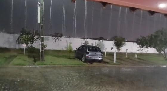 A chuva imprevista deve amenizar o calorão costumeiro do mês de agosto.