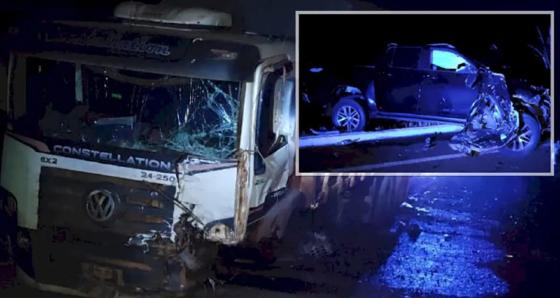 O acidente envolvendo uma Hilux e um caminhão ocorreu por volta das 22h. 