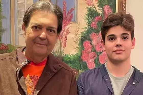 O jovem de 17 anos marcou presença no evento ao lado de Daia de Paula, de 36 anos. A moça já foi dançarina do balé de Fausto Silva.
