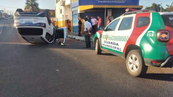 Motorista bebêdo atropelou idoso e capotou o carro