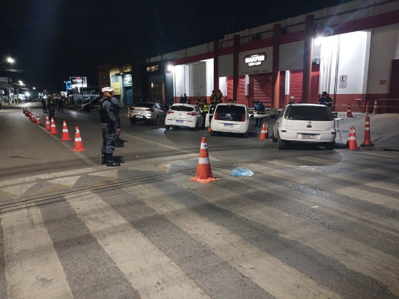 Ainda na operação, 40 veículos, sendo 24 carros e 16 motocicletas, foram removidos.