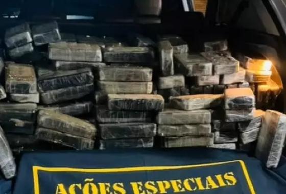 A droga estava dentro do veículo que o suspeito conduzia.