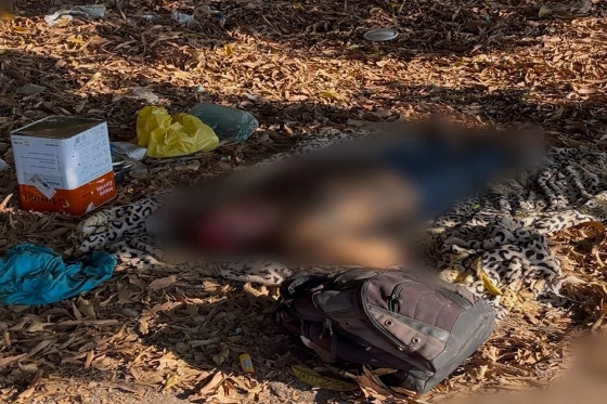 Ao chegar, os agentes encontraram duas pedras próximo ao corpo