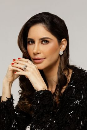 Dra Nayara Cerutti, professora, palestrante e especialista em harmonização facial